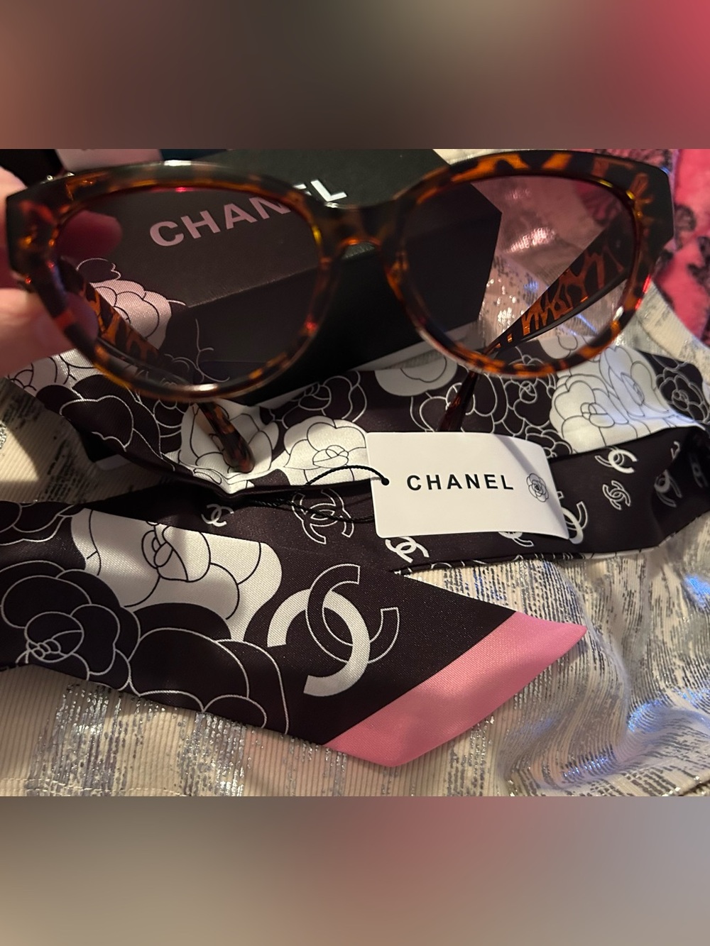 CHANEL leopard print  sunglasses with CC case and White Cleaning Cloth